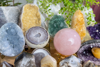 The Perfect Gift of Nature: Choosing Natural Stones and Crystals at Nunu Mineral